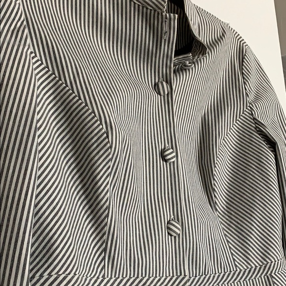 Pin-stripe form-fitting blazer fully lined. - Picture 3 of 8
